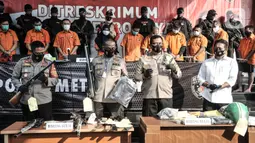 Kapolda Metro Jaya Irjen Pol Nana Sudjana (kedua kanan) menunjukkan barang bukti saat konferensi pers kasus pembunuhan pengusaha pelayaran Sugianto (51), Mapolda Metro Jaya, Jakarta, Senin (24/8/2020). Polisi membekuk 12 tersangka dalam kasus pembunuhan berencana ini. (merdeka.com/Iqbal S. Nugroho)