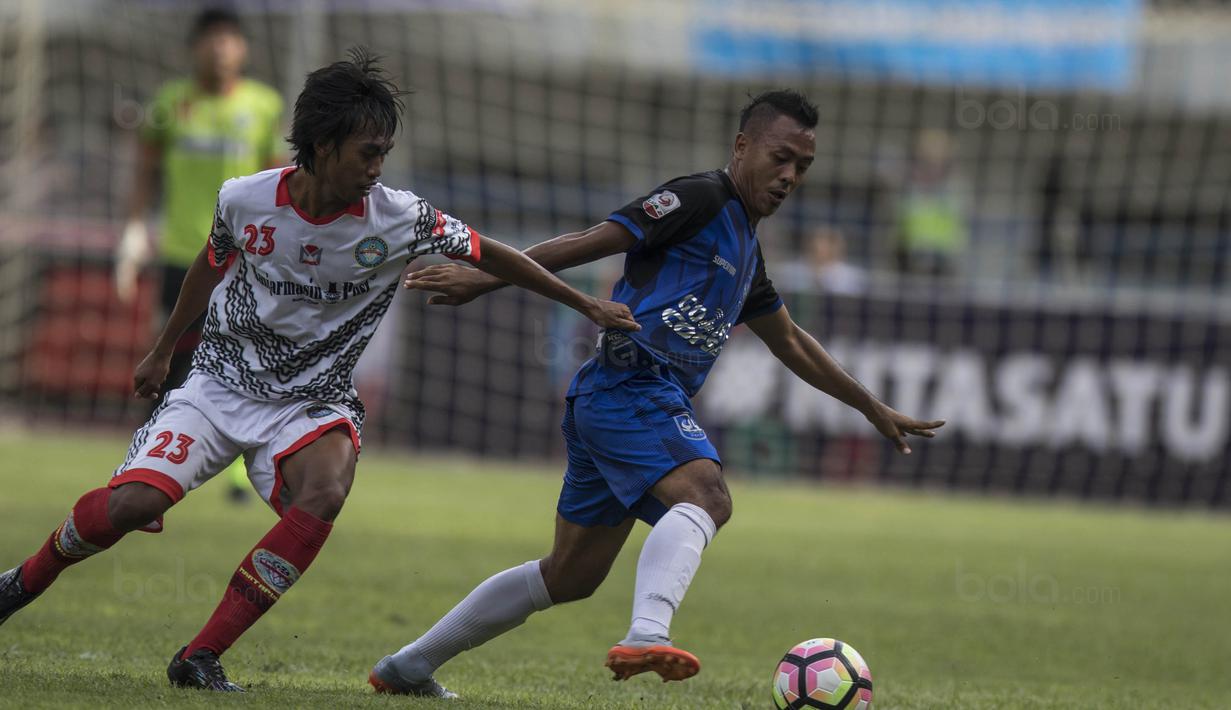 Striker PSIS, Aldaeir Makatindu, berusaha melewati bek Martapura FC, Ady Setiawan, pada laga perebutan tempat ketiga Liga 2 di Stadion GBLA, Bandung, Selasa (28/11/2017). PSIS menang 6-4 atas Martapura FC. (Bola.com/Vitalis Yogi Trisna)