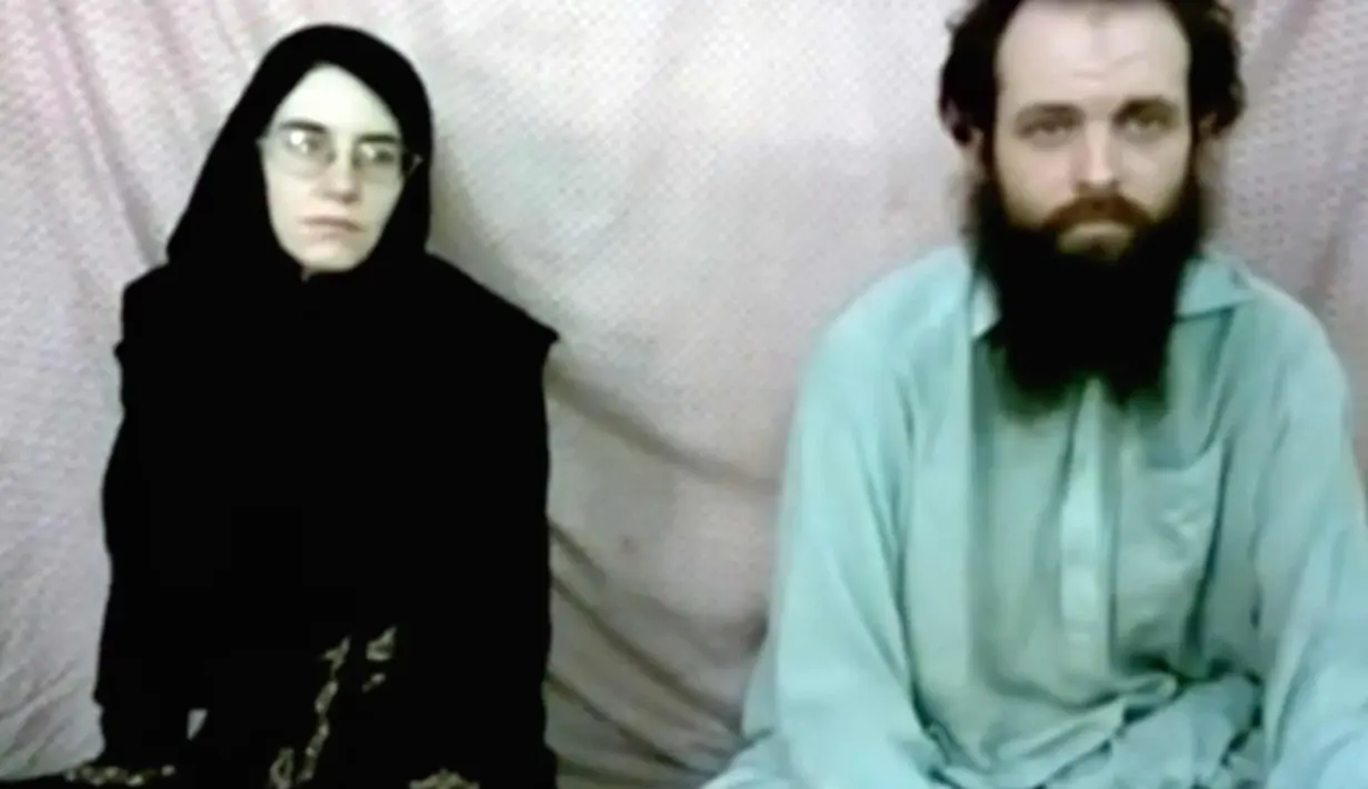 Pria asal Kanada Joshua Boyle dan istrinya asal Amerika Serikat, Caitlin Coleman saat disandera oleh Taliban pada tahun 2013. Taliban merilis foto pasangan ini yang disandera sejak tahun 2012. (Coleman family via AP)