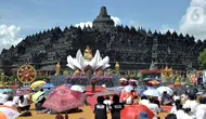 Suasana saat umat Buddha melaksanakan rangkaian seremoni Tri Suci Waisak 2566 BE/2022 di Candi Borobudur, Magelang, Jawa Tengah, Senin (16/5/2022). Setelah sempat ditiadakan selama dua tahun akibat pandemi COVID-19, seremoni Tri Suci Waisak kembali digelar dan diikuti ribuan umat Buddha dari beragam wilayah secara khidmat. (merdeka.com/Iqbal S. Nugroho)