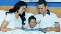 Christian Sugiono-Titi Kamal bersama mendidik anak. (Instagram/titi_kamall)