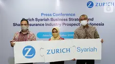 President Director Adira Insurance Hassan Karim, Chief Sales and Distribution Officer Zurich Syariah Auralusia Rimadiana, dan President Director Zurich Syariah Hilman Simanjuntak pada diskusi strategi bisnis & prospek asuransi syariah di Indonesia, di Jakarta, Selasa (12/10/2021). (Liputan6.com)