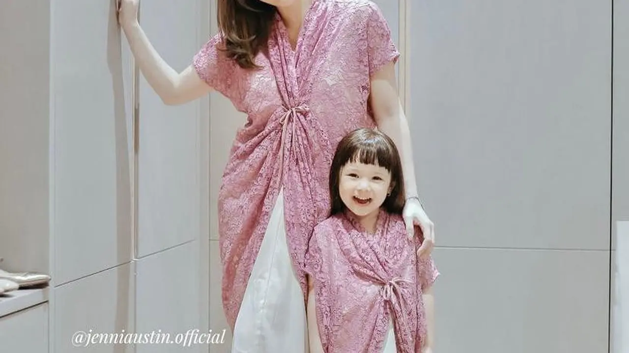 7 Ide Model Baju Anak Brokat Kombinasi Satin ala Anak Artis Indonesia, Cocok untuk ke Pesta