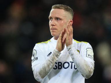 Adam Forshaw bergabung dengan Leeds United sejak 18 Januari 2018. Ia memiliki kontrak di Elland Road hingga 30 Juni 2023 mendatang. Sejauh ini, pemain asal Inggris tersebut telah 78 pertandingan dengan mencetak 3 assist. Selain di Leeds, pemain yang berposisi sebagai gelandang tengah tersebut juga pernah membela dua klub Liga Inggris lain, yakni Everton dan Brentford. (AFP/Lindsey Parnaby)