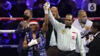 Petinju Indonesia Ongen Saknosiwi (kiri) saat dinyatakan menang atas Jirawat Thammachot (Thailand) pada duel kelas bulu bertajuk MPRO Evolution Fight Series 2022 di Balai Sarbini, Jakarta, Jumat (1/7/2022). Ongen Saknosiwi hanya butuh dua ronde untuk meraih kemenangan knockout (KO) atas petinju Thailand Jirawat Thammachot. (Liputan6.com/Helmi Fithriansyah)