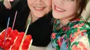 Ia memberi surprise dan kue ulang tahun untuk Umi. Kali ini kejutannya makin spesial karena dirayakan di Korea. [Instagram/ayutingting92]