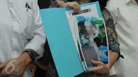 PP Muhammadiyah dan Komnas HAM menunjukkan foto autopsi jenazah terduga teroris asal Klaten, Siyono di Kantor Komnas HAM, Jakarta, Senin (11/4). (Liputan6.com/Helmi Affandi)