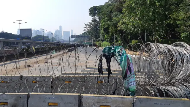 Aparat berjaga di Jalan Gatot Subroto, tepatnya di depan Gedung DPR, Selasa (1/10/2019). (Liputan6.com/Delvira Hutabarat)