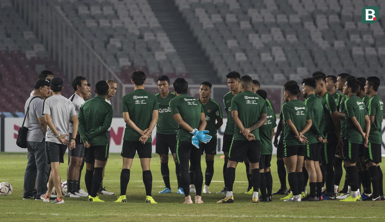 Para pemain Timnas Indonesia mendengarkan arahan dari pelatih Bima Sakti saat latihan di SUGBK, Jakarta, Senin (12/11). Latihan ini persiapan jelang laga Piala AFF 2018 melawan Timor Leste. (Bola.com/Vitalis Yogi Trisna)