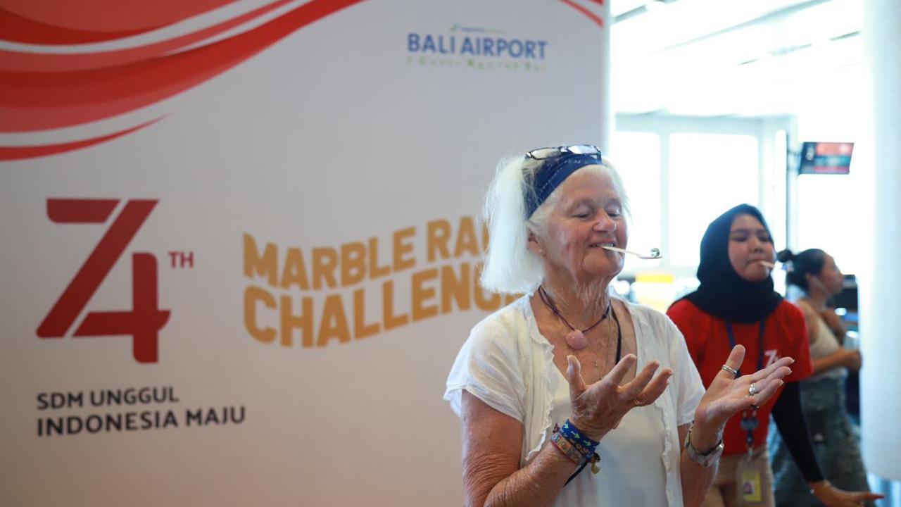 turis di bali ikut rayakan hari kemerdekaan RI ke-74