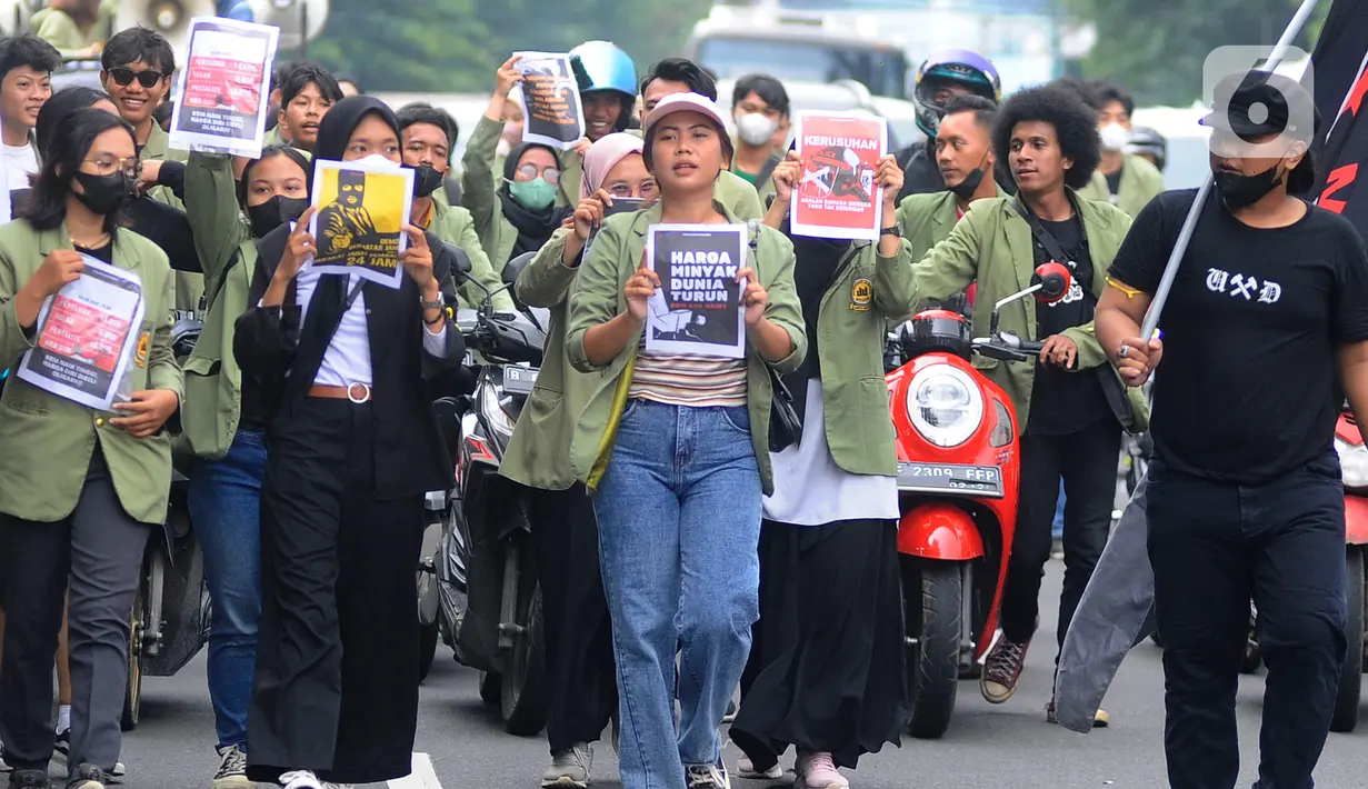 Mahasiswi Universitas Djuanda memegang poster saat aksi demo berlangsung. Puluhan Mahasiswa Universitas Djuanda melakukan aksi tolak kenaikan harga bahan bakar minyak (BBM) dengan mendorong motornya sekitar 3 km dari Tugu Kujang hingga pintu 3 Istana Bogor, Kota Bogor, Jawa Barat, Rabu (7/9/20222). (Merdeka.com/Arie Basuki)