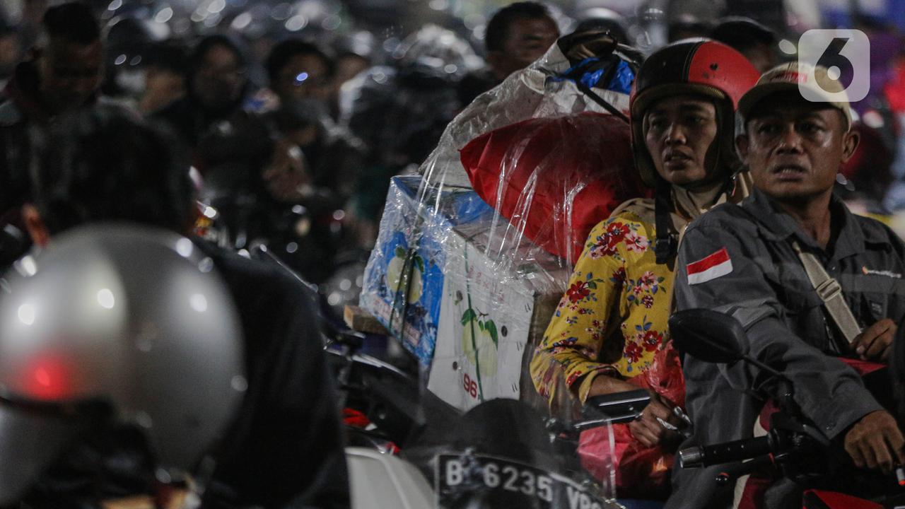 Ramainya Pemudik Motor saat Padati Pelabuhan Ciwandan