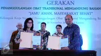 Dirjen Aptika Kominfo, Bambang Heru Tjahjono (kanan) menunjukkan Mou dengan BPOM MoU di Jakarta, Senin (30/11/2015). BPOM menemukan 54 jenis obat tradisional dan 30 jenis kosmetika berbahan kimia berbahaya. (Liputan6.com/Helmi Fithriansyah)