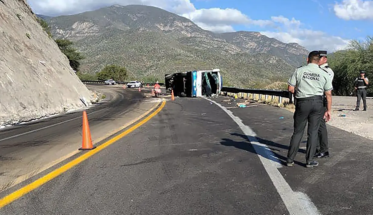 Sebuah bus yang mengangkut para imigran terbalik di Meksiko selatan pada hari Jumat. (Mexico's Civil Protection / AFP)
