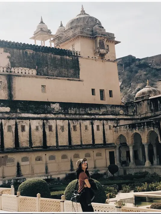 Dalam foto berikutnya, pemeran sinetron Siti Bling-Bling Mengejar Cinta Pertama itu mengungkapkan perasaannya hidungnya yang kembang kempis bertemu dengan ular kobra di pinggir jalan. (Instagram/cita_citata)