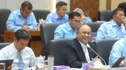 Kepala Badan Gizi Nasional (BGN), Dadan Hindayana, mengikuti rapat kerja bersama dengan Komisi IX DPR RI di Kompleks Parlemen, Jakarta, Rabu (1/10/2025). (merdeka.com/Arie Basuki)