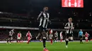 Pada menit ke-37, tim tamu, Newcastle United, berhasil membuka keunggulan lewat aksi Alexander Isak yang memanfaatkan assist Jacob Murphy. (Glyn KIRK/AFP)