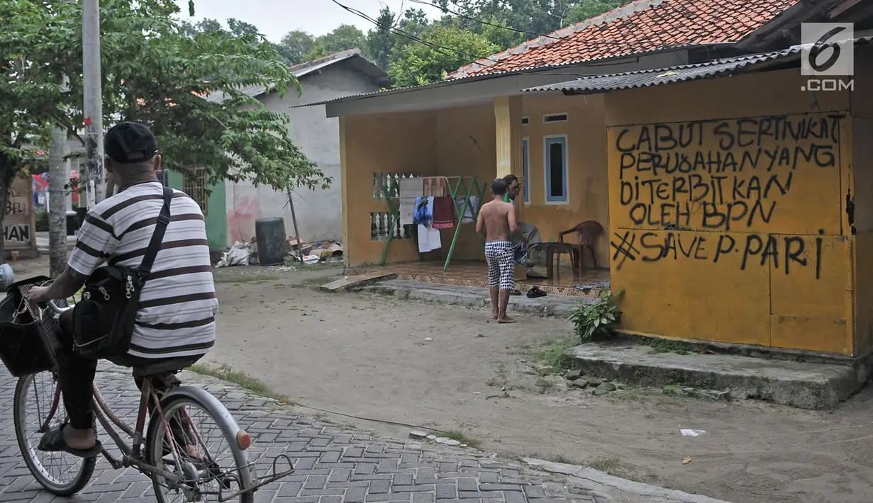 Coretan protes menghiasi salah satu tembok rumah di Pulau Pari, Kepulauan Seribu, Jakarta, Minggu (29/4). Coretan tersebut dibuat oleh para warga yang menolak klaim PT Bumi Pari Asri atas kepemilikan lahan Pulau Pari. (Merdeka.com/Iqbal S. Nugroho)