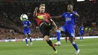 Bek Manchester United, Luke Shaw, melepaskan tendangan ke gawang Leicester City pada laga Premier League di Stadion Old Trafford, Jumat (10/8/2018). Manchester United menang 2-1 atas  Leicester City. (AP/Jon Super)
