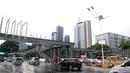 Kendaraan melintas jembatan penyeberangan orang (JPO) Polda Metro Jaya di kawasan Jenderal Sudirman, Jakarta, Sabtu (5/1). Revitalisasi tiga di kawasan Sudirman ditargetkan selesai pada pertengahan Januari 2019. (Liputan6.com/Herman Zakharia)