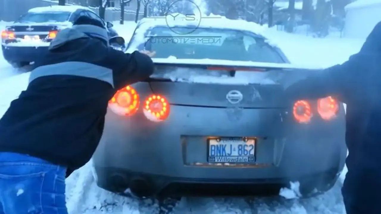 Nekat Terabas Badai Salju, Nissan GT-R Bikin Repot Warga