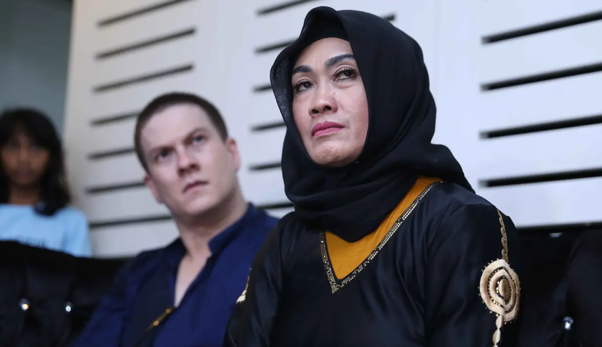 Namun sayangnya keluarga dari mendiang Julia Perez tak bisa merasakannya lantaran ditinggal oleh salah satu anggota mereka. Kepergian Jupe di bulan Ramadan ini tentu membuat keluarga sangat kehilangan. (Nurwahyunan/Bintang.com)