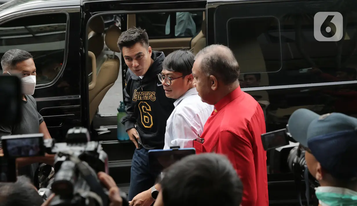 Baim Wong turun dari mobil setibanya di Polres Metro Jakarta Selatan, untuk memenuhi panggilan pemeriksaan pada Kamis (13/10/2022). Baim Wong dan Paula Verhoeven yang tiba bersama tidak berkomentar panjang saat ditanya awak media. (Liputan6.com/Faizal Fanani)