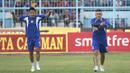Striker Arema Cronus, Samsul Arif (kiri) melakukan pemanasan jelang laga perempat final Piala Presiden 2015 melawan Bali United di Stadion Kanjuruhan, Malang, Sabtu (19/9/2015). (Bola.com/Vitalis Yogi Trisna)