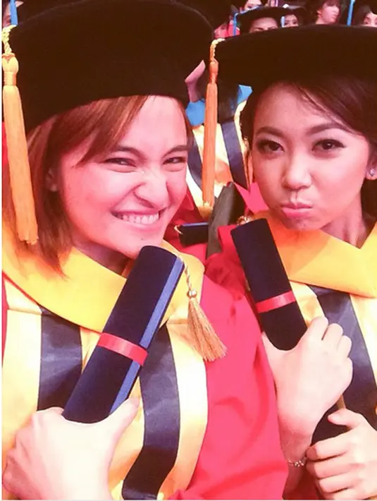 Ditengah kesibukannya menjalani karier, Marshanda juga menyelesaikan pendidikan dengan prestasi membanggakan. Ia meraih gelar sarjana jurusan public relations di salah satu universitas swasta, pada Juni 2015. (Instagram/marshanda99)