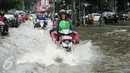 Pengendara motor menerobos banjir yang menggenangi jalan di kawasan Kemang, Jakarta, Selasa (4/10). Hujan deras yang mengguyur Jakarta dan meluapnya kali Krukut menyebabkan wilayah Kemang kembali terendam banjir. (Liputan6.com/Gempur M Surya)