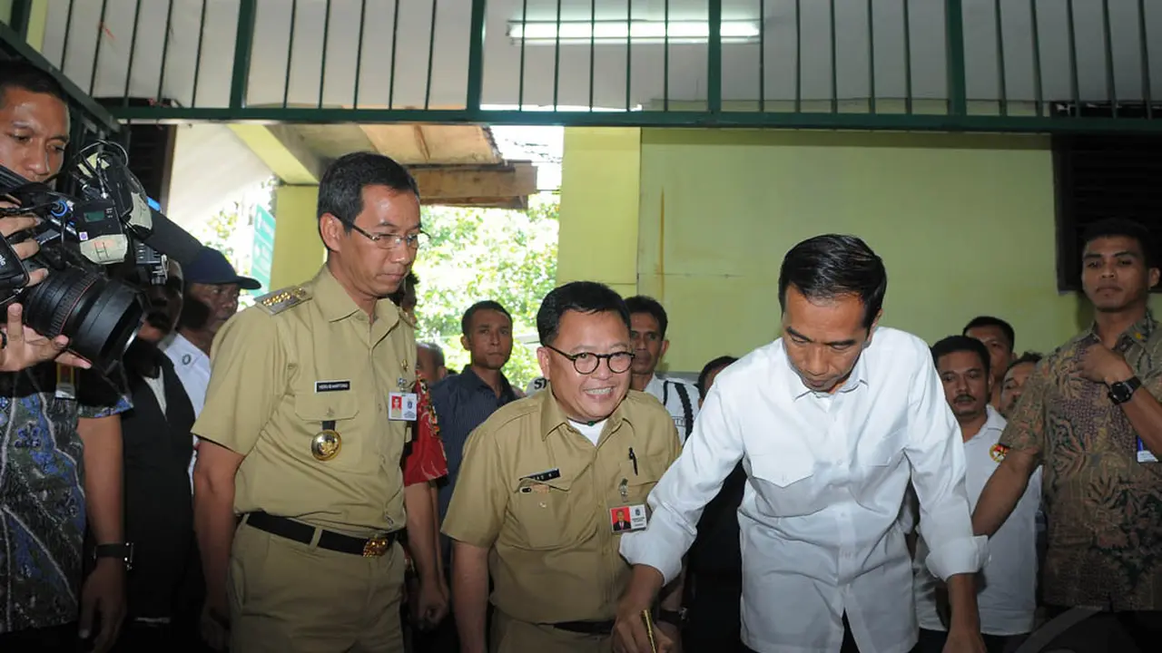 Blusukan, Jokowi Belanja Tas Sekolah