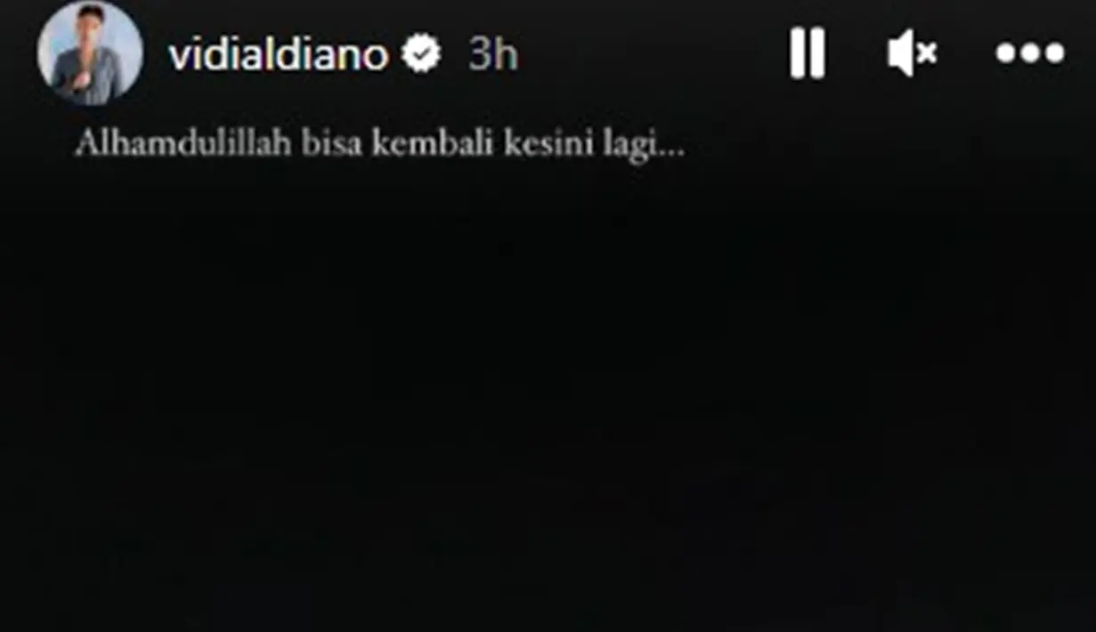 Pelantun Status Palsu ini pun turut mengucapkan rasa syukur bisa kembali ke Tanah Suci untuk melangsungkan ibadah umroh. Terlebih, keduanya memutuskan untuk umroh di awal tahun 2023. (Liputan6.com/IG/@vidialdiano)