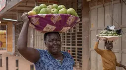Pedagang jeruk menangis saat dibubarkan aparat kepolisian di Kampala, Uganda (26/3/2020). Presiden Uganda Yoweri Museveni mengimbau masyarakatnya untuk tinggal di rumah selama 32 hari setelah 14 kasus positif Covid-19 teridentifikasi di negara tersebut. (AFP/Badru Katumba)