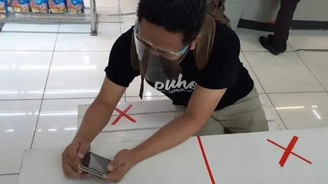 6 Potret Orang Taati Aturan Tanda 'X' Jaga Jarak Ini Kocak Banget