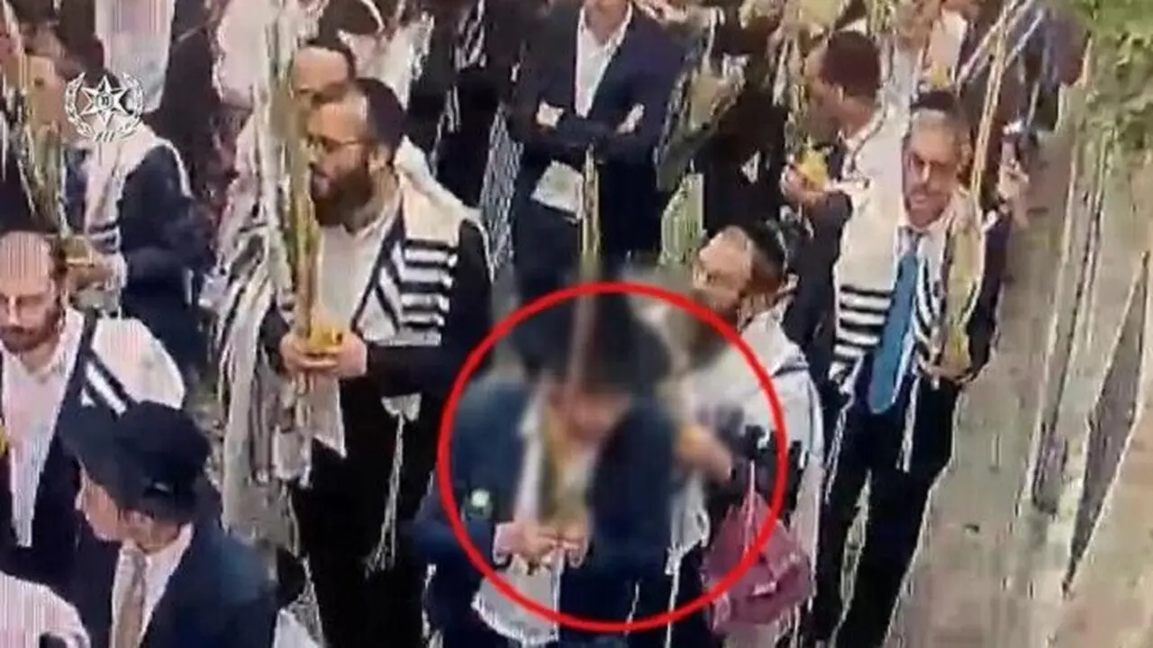 Seorang pria Yahudi tertangkap kamera meludahi umat Kristen di Yerusalem saat parade festival Sukkot pada Rabu (4/10/2023). (Dok. Polisi Israel via The Times of Israel)