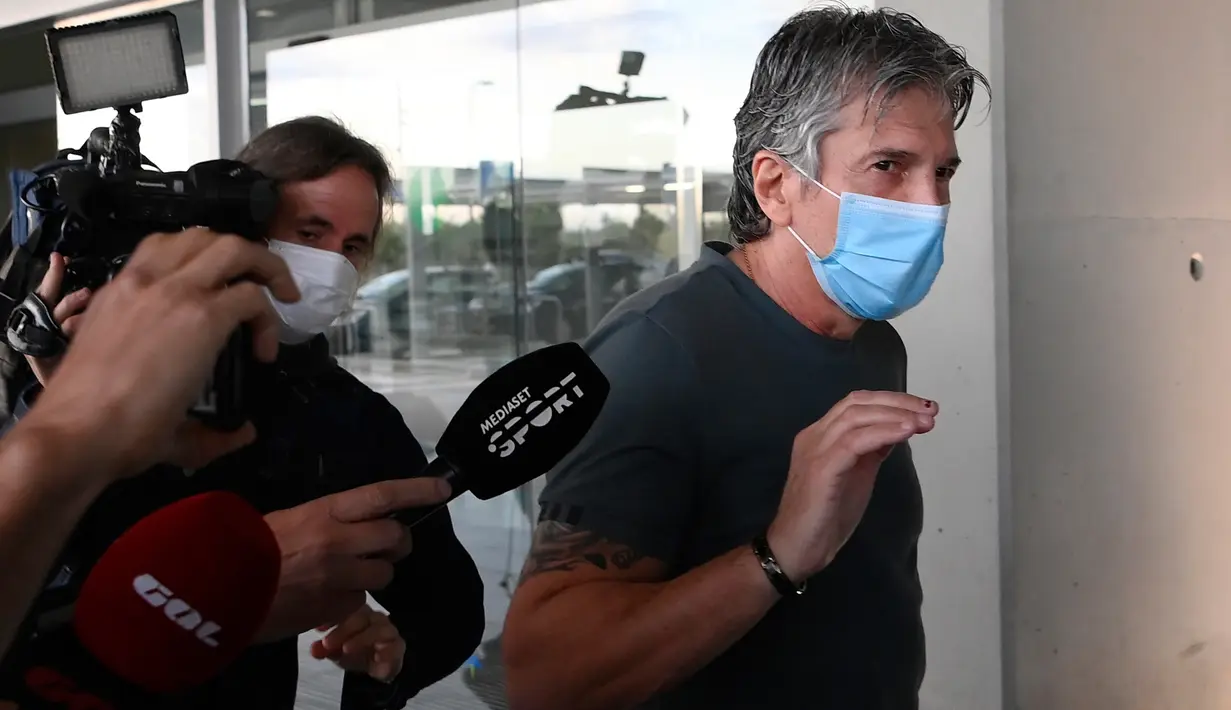 Ayah dan agen Lionel Messi, Jorge Messi, tiba di bandara Barcelona pada Rabu (2/9/2020). Menggunakan jet pribadi, Jorge Messi akan menemui presiden klub Barcelona Josep Maria Bartomeu untuk membahas konflik kontrak Lionel Messi. (Photo by LLUIS GENE / AFP)