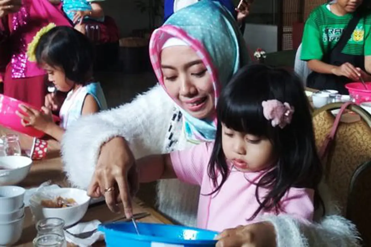 Asyiknya mencampur adonan cupcake/Foto: copyright vemale.com