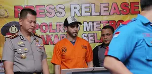Fachri Albar ditangkap dengan barang bukti narkoba jenis sabu dan alat narkoba lainnya.