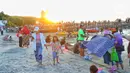 <p>Wisatawan menikmati liburan di pantai di kawasan Ancol, Jakarta, Minggu (8/1/2023). Saat ini kinerja sektor pariwisata dan ekonomi kreatif pada 2023 dihadapkan dengan target yang cukup tinggi. Kunjungan wisman diharapkan mencapai angka 7,4 juta dan wisatawan nusantara mencapai 1,2-1,4 miliar pergerakan. (Liputan6.com/Angga Yuniar)</p>