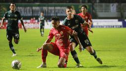 Pemain Persija Jakarta,&nbsp;Muhammad Ferarri (tengah)&nbsp;berebut bola&nbsp;dengan pemain Persikabo 1973, Bruno De Araujo Dybal (kanan) dalam pertandingan pekan keempat BRI Liga 1 2022/2023 di Stadion Pakansari, Cibinong, Minggu (14/8/2022). (Bola.com/M Iqbal Ichsan)