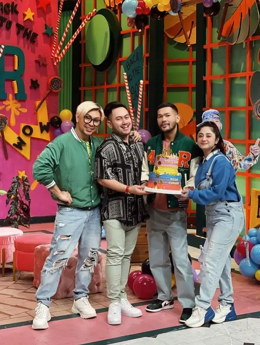 Keduanya tampil dengan gaya yang sedang pop atau tren dan stylish seperti saat memadukan denim. (IG @dewiperssik9)