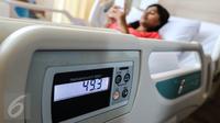 Angka 49,3 kg di tempat tidur pasien menunjukkan berat badan pasien saat di tempat tidur Rumah Sakit Royal Progress Sunter, Jakarta, Kamis (28/7). Fasilitas itubmerupakan rawat inap executive level yang disediakan rumah sakit. (Liputan6.com/Fery Pradolo)