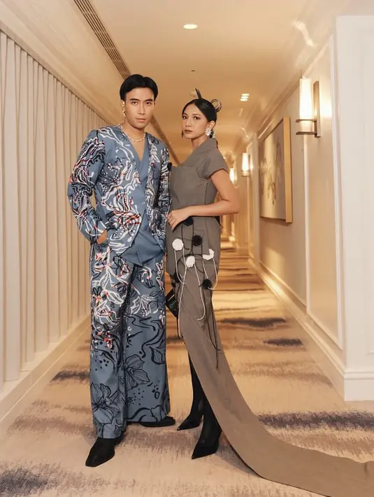 Keduanya pun tampil kece dengan busana yang dikenakan. Vidi dibalut setelan biru bermotif, sedangkan Sheila tampil dengan atasan dan skirt asimetris coklat.  [@vidialdiano]