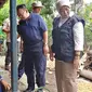 Cagub Jateng nomor urut dua Sudirman Said menyapa warga saat mengunjungi korban banjir di Tegal, Jawa Tengah, Kamis (15/2). Sudriman berjanji akan mengkaji ulang tata ruang di Jawa Tengah agar banjir tak terulang kembali. (Liputan6.com/Fajar Eko Nugroho)