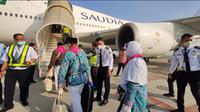 Calon haji asal Jatim diberangkatkan dengan Maskapai Saudi Airlines. (Dian Kurniawan/Liputan6.com).