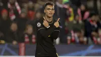 Penyerang Inter Milan, Lautaro Martinez berselebrasi usai mencetak gol pembuka ke gawang Slavia Praha pada pertandingan Grup F Liga Champions di stadion Sinobo di Praha, Republik Ceko (27/11/2019). Inter Milan menang 3-1 atas Slavia Praha. (AP Photo/Petr David Josek)