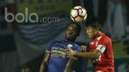 Gelandang Persib Bandung, Michael Essien, duel udara dengan kapten Arema FC, Johan Alfarizi dalam laga pembuka Liga 1  antara Persib Bandung melawan Arema  FC di GBLA, Sabtu (15/04/2017). Skor berakhir imbang 0-0. (Bola.com/M Iqbal Ichsan).