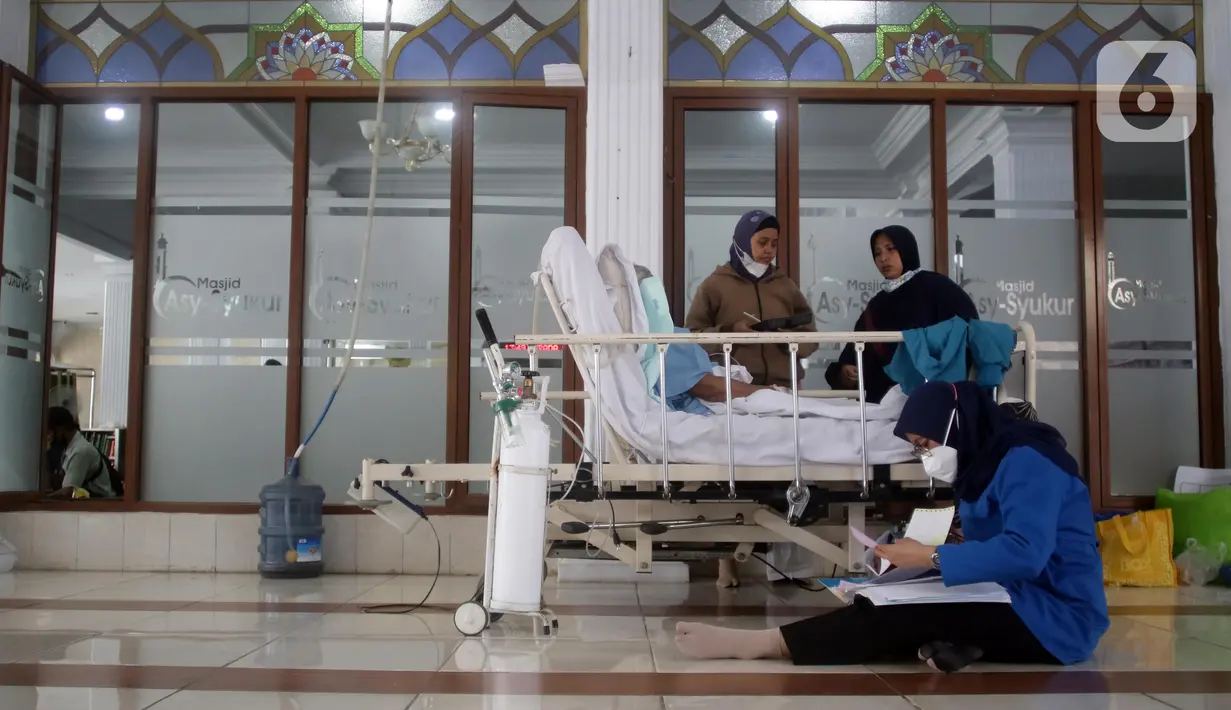Sejumlah pasien RS Medika Permata Hijau saat dievakuasi di dalam Masjid Asy-Syukur, Jalan Kebayoran Lama, Jakarta, Minggu (30/10/2022). Sebanyak 27 pasien dievakuasi sebagai antisipasi dampak kebakaran yang terjadi kawasan pemukiman persis di belakang RS Medika Permata Hijau dan kembali ke RS sekitar pukul 14.30 WIB. (Liputan6.com/Helmi Fithriansyah)