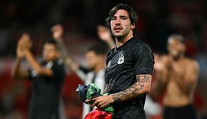 Pemain Newcastle, Sandro Tonali menyapa para penggemernya setelah laga Carabao Cup 2024/2025 melawan Nottingham Forest di City Ground, Nottingham, Inggris, Kamis (29/08/2024) WIB. (AFP/Paul Ellis)