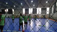 Para pemain Persebaya Surabaya latihan di lapangan futsal Baskara, Surabaya, pada Jumat (9/3/2018). (Bola.com/Zaidan Nazarul)